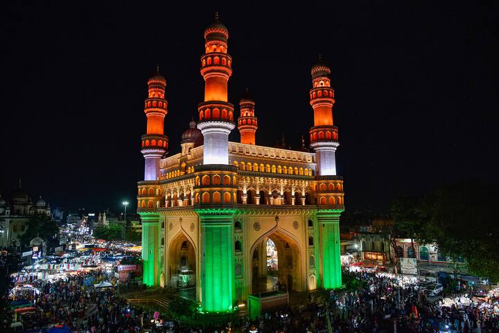 Charminar: हैदराबादमध्ये अनेक ऐतिहासिक वास्तू आहेत आणि त्यापैकी चारमिनार हे एक आहे. रात्रीच्या वेळी चारमिनारवर तिरंगी रोषणाई केली जाते, त्याचे काही फोटो पाहूया...