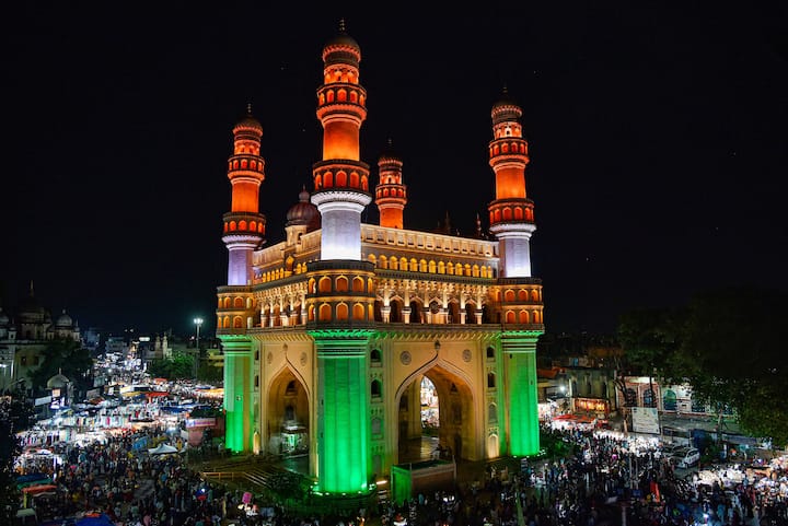 Charminar: हैदराबादमध्ये अनेक ऐतिहासिक वास्तू आहेत आणि त्यापैकी चारमिनार हे एक आहे. रात्रीच्या वेळी चारमिनारवर तिरंगी रोषणाई केली जाते, त्याचे काही फोटो पाहूया...