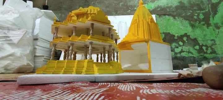 ১৯৪০ সালে 'আহিরীটোলা সর্বজনীন দুর্গোৎসব সমিতি'-এর হাত ধরে দুর্গা আরাধনা শুরু হয়। প্রতিষ্ঠাতা সভাপতি ছিলেন প্রয়াত হরিশঙ্কর পাল। ছিলে অন্যতম প্রতিষ্ঠাতা,সমাজসেবী প্রয়াত জহরলাল চন্দ্র। এবার এই পুজোর ৮৪তম বর্ষ। গত আট দশকেরও বেশি সময় ধরে একাধিক প্রথিতযশা ব্যক্তিত্ব এই সমিতির সঙ্গে যুক্ত ছিলেন। সেই তালিকায় রয়েছেন প্রফুল্ল চন্দ্র সেন, অতুল্য ঘোষ, বিজয় সিং নাহার, তুষার কান্তি ঘোষ, হরি মোহন পাল, বলাই চাঁদ দে মন্ডল, শ্যাম সাহা, হরিমোহন শীল, পশুপতি ভট্টাচার্য।
