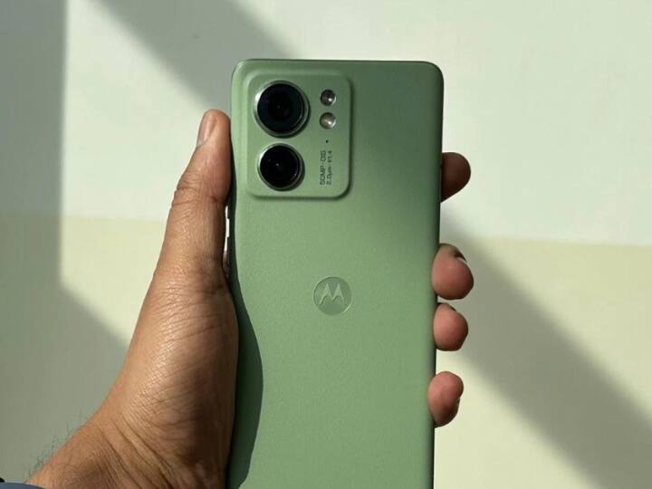 Moto Edge 40: मोटो एज 40 को कंपनी ने 29,999 रुपये की कीमत पर लॉन्च किया था लेकिन अभी ये फ्लिपकार्ट पर 24,999 रुपये की कीमत पर उपलब्ध है. कार्ड डिस्काउंट के बाद आप इस फोन को 23,274 रुपये में खरीद सकते हैं. इसमें आपको 6.5-इंच pOLED फुल-एचडी रिज़ॉल्यूशन और 144Hz रिफ्रेश रेट को सपोर्ट करने वाली डिस्प्ले मिलती है. इसमें आपको मीडियाटेक डाइमेंशन 8020 SoC का सपोर्ट मिलता है. ये दुनिया का सबसे पतला 5G स्मार्टफोन है. ये स्मार्टफोन उन लोगों के लिए अच्छा है जिन्हें क्लीन एंड्रॉइड एक्सपीरियंस चाहिए और फालतू ऐप्स फोन में नहीं चाहते.