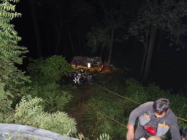 Uttarakhand Nainital accident news bus falls into ditch near Ghadgarh rescue operation underway Nainital Accident: नैनीताल में खाई में गिरी यात्रियों से भरी बस, बच्चे- महिलाओं समेत 7 की मौत, कई घायल