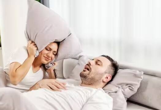 ਇੱਕ ਅਧਿਐਨ ਦੱਸਦਾ ਹੈ ਕਿ ਹਰ ਚੌਥਾ ਵਿਅਕਤੀ ਜੋ ਘੁਰਾੜੇ ਕਰਦਾ ਹੈ ਉਹ ਸਲੀਪ ਏਪਨੀਆ ਦਾ ਸ਼ਿਕਾਰ ਹੋ ਰਿਹਾ ਹੈ। ਬਹੁਤ ਜ਼ਿਆਦਾ ਘੁਰਾੜੇ ਦਿਲ ਦੇ ਦੌਰੇ, ਬ੍ਰੇਨ ਸਟ੍ਰੋਕ ਅਤੇ ਹਾਈਪਰਟੈਨਸ਼ਨ ਦੇ ਨਾਲ-ਨਾਲ ਸ਼ੂਗਰ ਦਾ ਕਾਰਨ ਵੀ ਬਣ ਸਕਦੇ ਹਨ, ਜੋ ਗੰਭੀਰ ਮਾਮਲਿਆਂ ਵਿੱਚ ਘਾਤਕ ਵੀ ਹੋ ਸਕਦਾ ਹੈ।