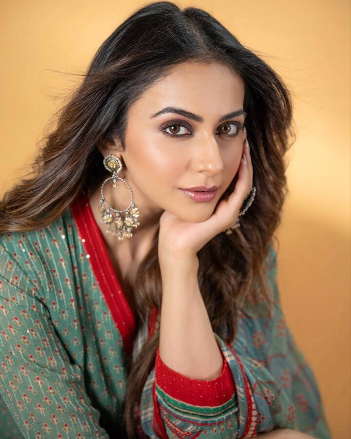 2009 मध्ये तिने गिली या कन्नड चित्रपटातून अभिनय क्षेत्रात पदार्पण केले.