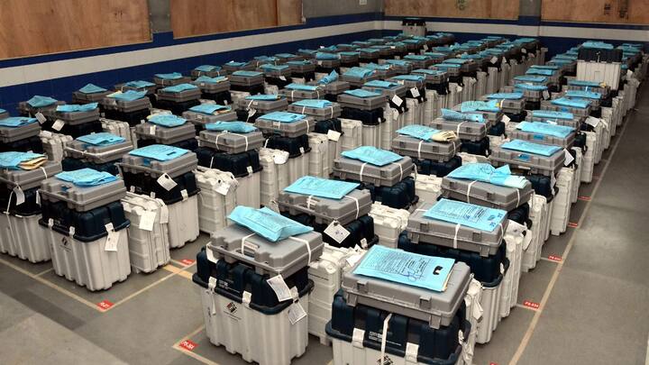 एक सवाल ये भी है कि आखिर एक ईवीएम में अधिकतम कितने वोट डाले जा सकते हैं?