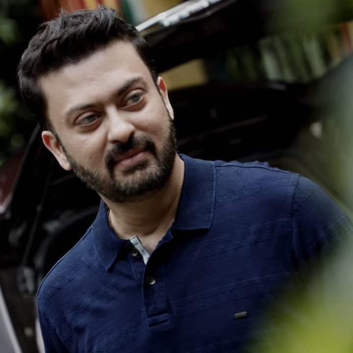 আর এই স্মৃতিকে এতটুকু মলিন হতে না দিয়ে এখনও মাঝে মধ্য়েই প্য়ান্ডেলে গিয়ে ঢাক বাজান অভিনেতা। এর পাশাপাশি ছোটবেলায় পাড়ার প্য়ান্ডেলে ভলেন্টিয়ারের দায়িত্ব সামলাতেন সাহেব।