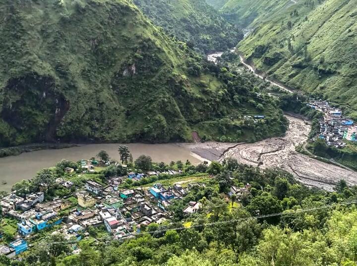 Uttarakhand Pithoragarh car hit by landslide seven people died Uttarakhand: पिथौरागढ़ में भूस्खलन की चपेट में आई कार, सात से ज्यादा लोगों की मौत की आशंका