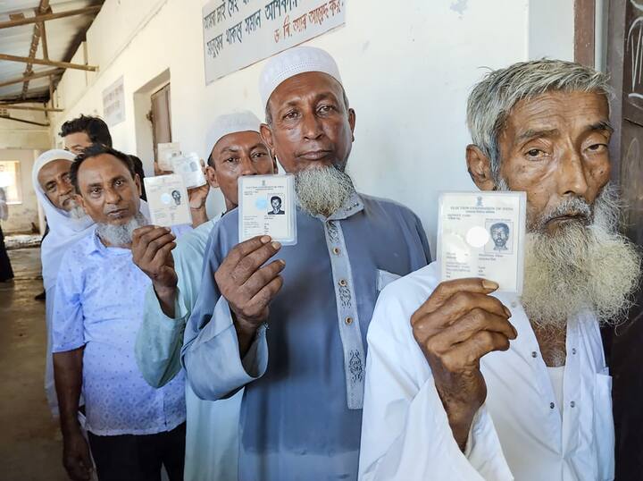 चुनाव आचार संहिता लागू होने के बाद चुनाव प्रक्रिया पूरी होने तक ऐसे मामलों को रोक लिया जाता है. यानी शराब के ठेके आदि की नीलामी रोकी जा सकती है.
