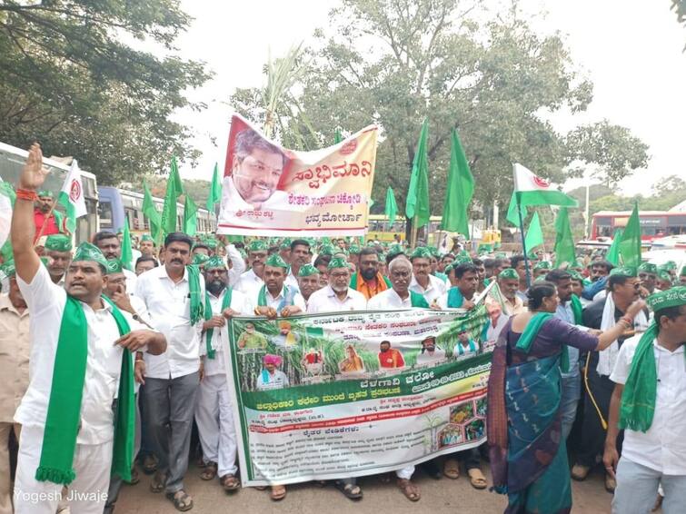 raju shetti swabhimani shetkari sanghatana march in belgaum Demand for second installment of Rs 400 per tonne for sugarcane Raju Shetti : स्वाभिमानी शेतकरी संघटनेचा बेळगावमध्ये विराट मोर्चा; ऊसाला दुसरा हप्ता प्रतिटन 400 रुपये देण्याची मागणी 