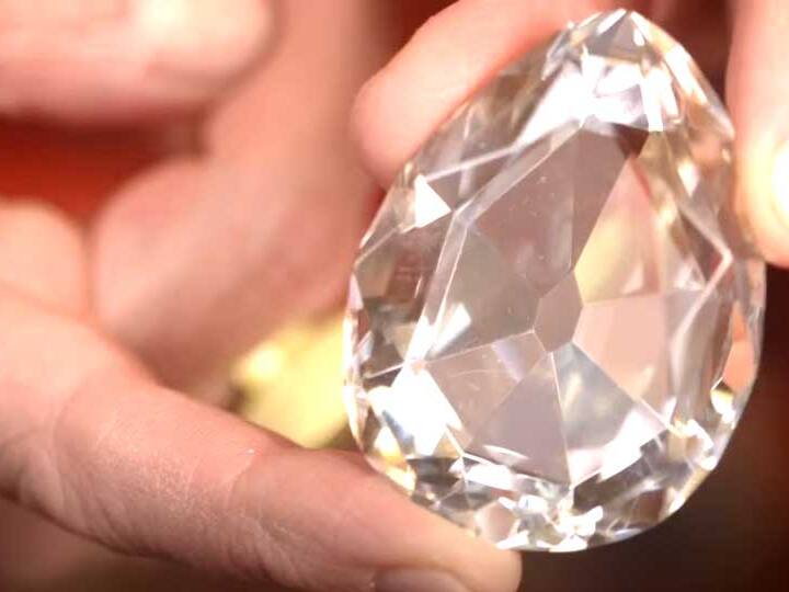 दूसरे नंबर पर कलिनन हीरा है. ये 3106 कैरेट का हीरा है. वहीं इसकी कीमत की बात करें तो ये 400 मिलियन डॉलर के आसपास है.अगर इसे भारतीय रुपये में बदला जाए तो इसकी कीमत लगभग 31 अरब के आसपास होगी.