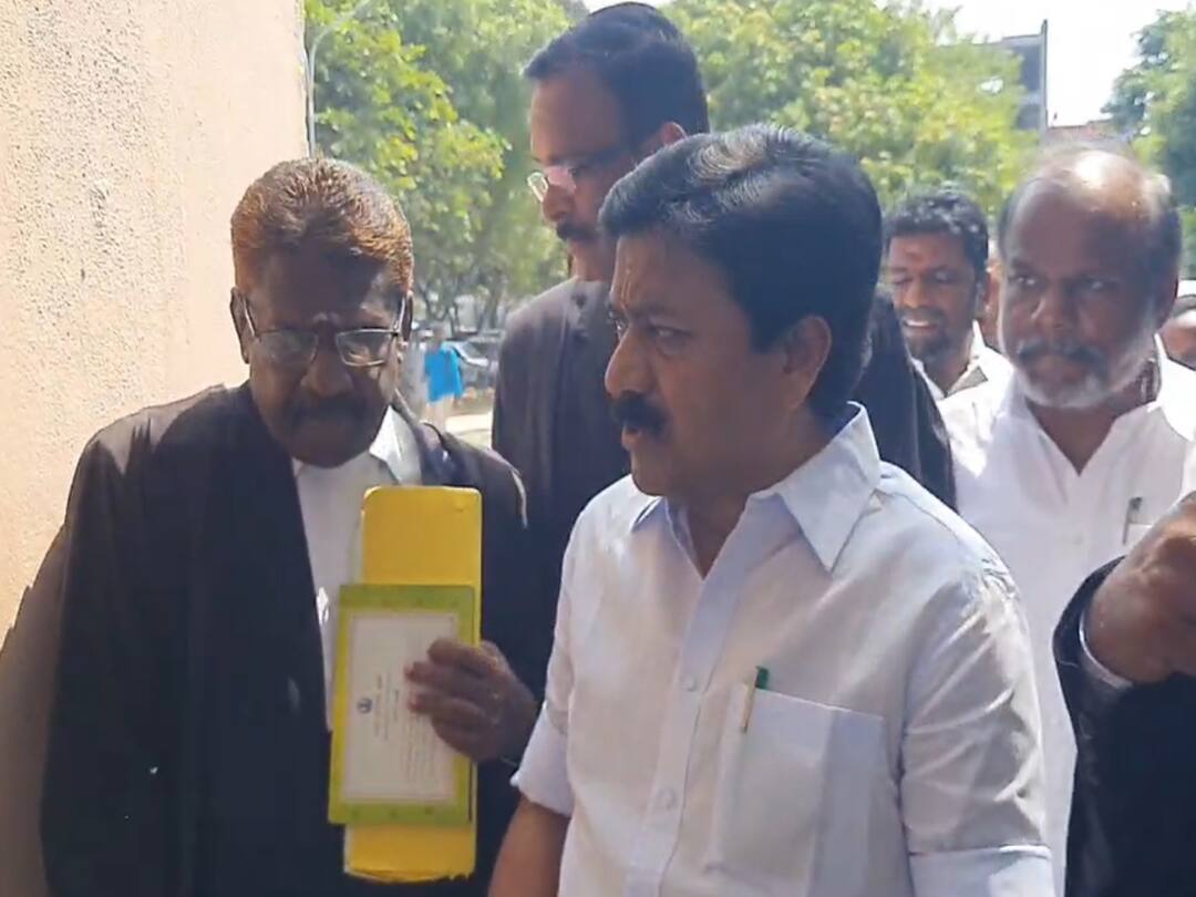 முதலமைச்சர் குறித்து அவதூறு பேசியதாக எழுந்த புகார்.. விழுப்புரம் நீதிமன்றத்தில்  சிவி சண்முகம் நேரில் ஆஜர்..!