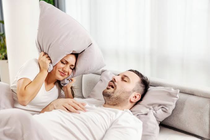 एक स्टडी बताती है कि, खर्राटे लेने वाला हर चौथा व्यक्ति स्लीप एपनिया का शिकार बन रहा है. ज्यादा खर्राटे लेने से हार्ट अटैक, ब्रेन स्ट्रोक और हाइपरटेंशन के साथ डायबिटीज की समस्या भी हो सकती है, जो गंभीर स्थिति में जानलेवा भी हो सकती है.