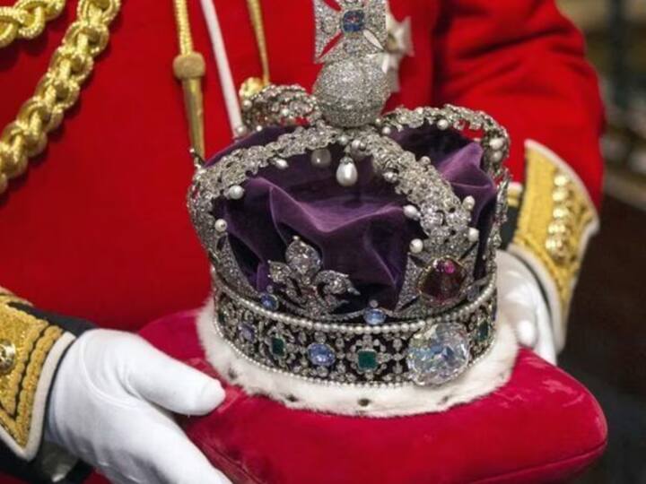 पहले नंबर पर है कोहिनूर जो ब्रिटेन में है. भारत का यह हीरा पूरी दुनिया में सबसे अनोखा है. इसकी कीमत की बात करें को ये अनमोल है, वहीं कुछ एक्सपर्ट्स इसकी कीमत 1 बिलियन डॉलर के आसपास बताते हैं.