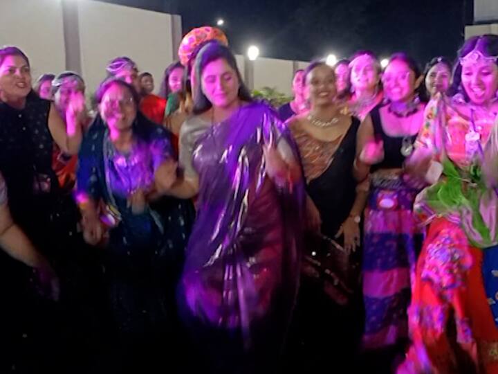 शहरात मोठ्या प्रमाणावर महिलांचं दांडिया प्रशिक्षण सुरु असून यामध्ये अमरावतीच्या खासदार नवनीत राणा यांनी हजेरी लावत दांडिया डान्स केला.