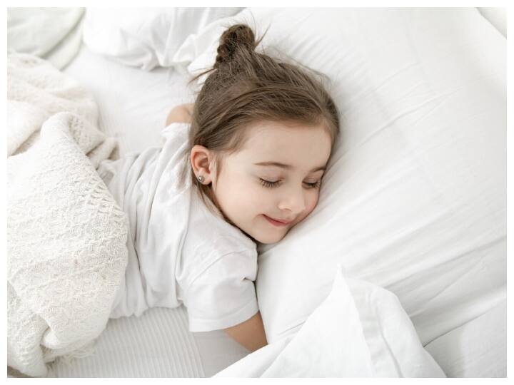 एक अच्छे और सही गद्दे का चुनाव करना बेहद महत्वपूर्ण होता है, क्योंकि गद्दा हमारी नींद और स्वास्थ्य दोनों को प्रभावित करता है. गलत गद्दे का उपयोग करने से पीठ व गर्दन में दर्द की समस्या हो सकती है साथ ही गहरी नींद भी नहीं आ पाती.