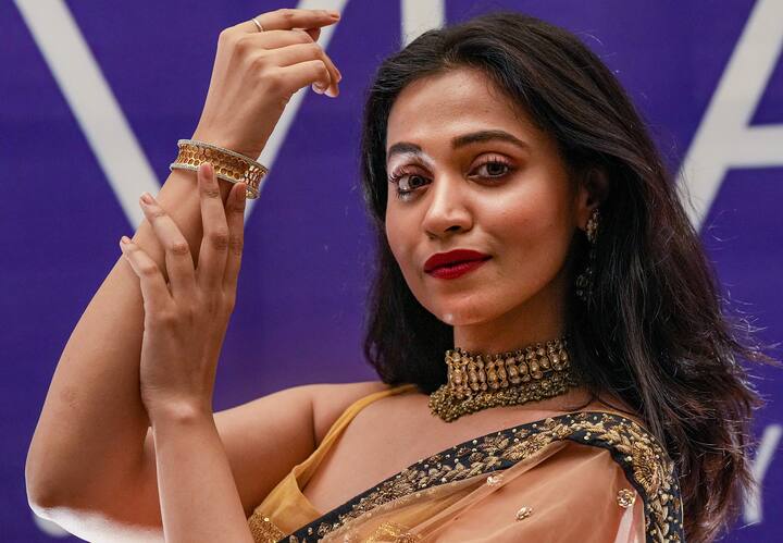 ২৪ ক্যারেট (Fine Gold 995)সোনা সবথেকে খাঁটি সোনা। এই সোনা ১ গ্রামের দাম ৫৭২২ টাকা।
