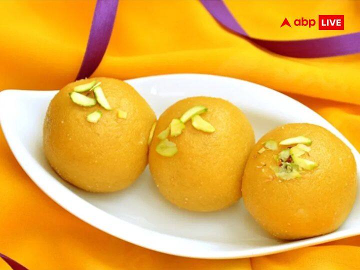 बेसन लड्डू: आय में वृद्धि और पदोन्नति के लिए मंगलवार के दिन बेसन के लड्डुओं का दान करें. हनुमान जी को भी बेसन के लड्डू बहुत पसंद है. ऐसे में मंगलवार के दिन भगवान की पूजा में उन्हें बेसन के लड्डुओं का भोग लगाएं और दान भी करें.