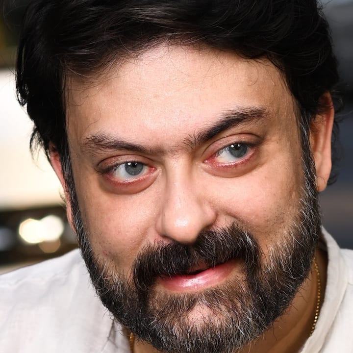 এসবের মধ্য়েই নিজের কাজ নিয়েও কথা বললেন অভিনেতা সাহেব চট্টোপাধ্য়ায়। 'উনিশে এপ্রিল' নামক সিরিজের কাজ সদ্য়ই শেষ করেছেন তিনি।