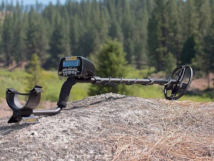 जिस मशीन से सोने का पता लगाया जाता है उसे गोल्ड डिटेक्टर मशीन कहते हैं. हर मशीन की अपनी एक रेंज होती है. जैसे कोई मशीन कुछ मीटर नीचे दबे सोने का संकेत दे सकती है, तो कोई मशीन कुछ फीट दबे सोने की ही जानकारी देता है. इसकी रेंज के हिसाब से इन मशीनों की कीमत तय होती है.