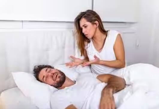 ਇਕ ਅਧਿਐਨ ਮੁਤਾਬਕ ਇਕੱਲੇ ਅਮਰੀਕਾ ਵਿਚ ਹੀ ਸਲੀਪ ਡਿਵੋਰਸ ਦੇ ਮਾਮਲਿਆਂ 20 ਫੀਸਦੀ ਤੱਕ ਵਾਧਾ ਹੋਇਆ ਹੈ। ਸਲੀਪ ਡਿਵੋਰਸ ਦਾ ਮਤਲਬ ਹੈ ਕਿ ਪਤੀ-ਪਤਨੀ ਇਕੱਠੇ ਨਹੀਂ ਵੱਖ-ਵੱਖ ਸੌਂਦੇ ਹਨ। ਅੱਜ-ਕੱਲ੍ਹ ਘੁਰਾੜਿਆਂ ਕਾਰਨ ਪਤੀ-ਪਤਨੀ ਇਕੱਠੇ ਨਹੀਂ ਸੌਂਦੇ ਹਨ ਅਤੇ ਵੱਖ-ਵੱਖ ਸੌਣਾ ਸ਼ੁਰੂ ਕਰ ਦਿੰਦੇ ਹਨ। ਅਮਰੀਕਾ 'ਚ ਜ਼ਿਆਦਾਤਰ ਲੋਕ ਘੁਰਾੜਿਆਂ ਕਾਰਨ ਆਪਣੇ ਸਾਥੀਆਂ ਤੋਂ ਪ੍ਰੇਸ਼ਾਨ ਰਹਿੰਦੇ ਹਨ।