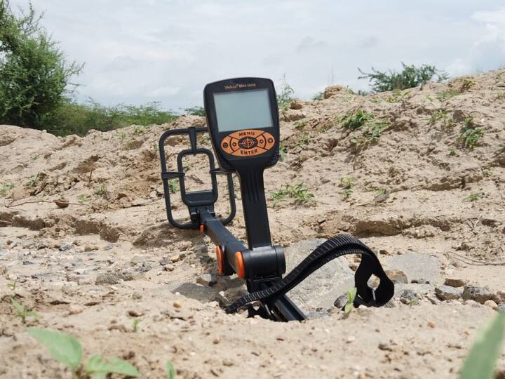 सोना जमीन के अंदर से निकलता है ये सबको पता है. इसके लिए सोने की खदान का पता लगाया जाता है और फिर वहां माइनिंग करक सोना बाहर निकाला जाता है. लेकिन कई बार सोना खजाने के रूप में हमारे आस पास के जमीन में थोड़ा बहुत दबा होता है. उसे ढूंढने के लिए हम छोटी मशीनों का प्रयोग करते हैं.