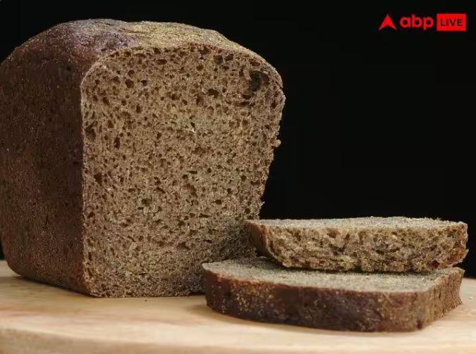 ਹੁਣ ਗੱਲ ਕਰਦੇ ਹਾਂ ਕਿ ਬਰੈੱਡ 'ਚ ਇੰਨੇ ਛੇਕ ਕਿਵੇਂ ਬਣਦੇ ਹਨ, ਤਾਂ ਅਸੀਂ ਤੁਹਾਨੂੰ ਦੱਸਦੇ ਹਾਂ ਕਿ ਬਰੈੱਡ ਬਣਾਉਂਦੇ ਸਮੇਂ ਆਟੇ 'ਚ ਜੋ ਫਰਮੈਂਟੇਸ਼ਨ ਹੁੰਦਾ ਹੈ, ਉਹ ਇਸ ਦੇ ਲਈ ਜ਼ਿੰਮੇਵਾਰ ਹੁੰਦਾ ਹੈ।