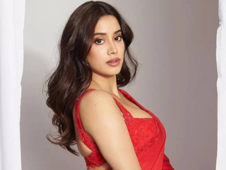 जान्हवी कपूरचे फक्त 22.1 मिलियन फॉलोअर्स आहेत.