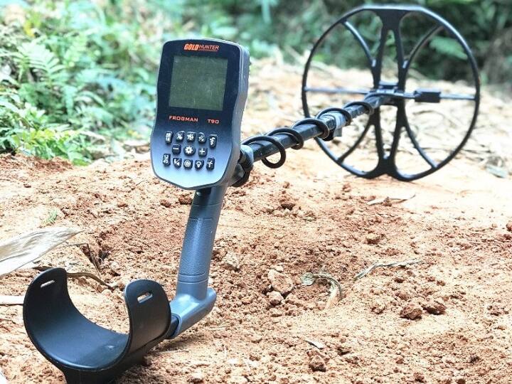 आपको बता दें, एक नॉर्मल गोल्ड डिटेक्टर मशीन की कीमत 70000 से लेकर डेढ़ लाख के करीब हो सकती है. यानी आप जितनी बेहतर मशीन खरीदेंगे आपको उतना ज्यादा पैसा चुकाना होगा. चलिए अब आपको बताते हैं कि ये काम कैसे करती है.