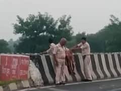 వీళ్లు పోలీసులా? డెడ్ బాడీని కాళ్లతో తన్నుతూ, కాలువలో పడేసిన ఖాకీలు