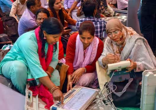 ਇੱਕ ਸਵਾਲ ਇਹ ਵੀ ਹੈ ਕਿ ਇੱਕ ਈਵੀਐਮ ਵਿੱਚ ਵੱਧ ਤੋਂ ਵੱਧ ਕਿੰਨੀਆਂ ਵੋਟਾਂ ਪਾਈਆਂ ਜਾ ਸਕਦੀਆਂ ਹਨ?