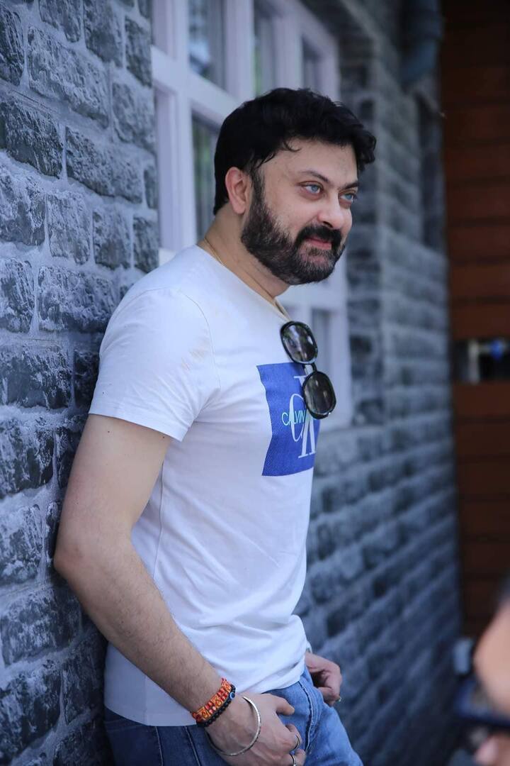 আগে মাঝেমধ্য়ে শোয়ের কারণে কলকাতার বাইরে যেতে হলেও এই শহরের পুজোর সঙ্গে তাঁর যোগ নাড়ির। ফলে গত কয়েকবছর ধরে কলকাতাতেই পুজো কাটে 'হৃৎপিন্ড' অভিনেতার।