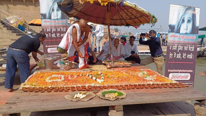 काशी में पितृपक्ष के मौके पर दूर-दराज से लोग पहुंचते हैं. पितृपक्ष में पूर्वजों की आत्मा की शांति के लिए श्राद्ध और तर्पण किया जाता है. इस बीच धर्मनगरी में कन्या भ्रूण हत्या जैसी सामाजिक बुराई को जड़ से समाप्त करने का संदेश दिया गया.