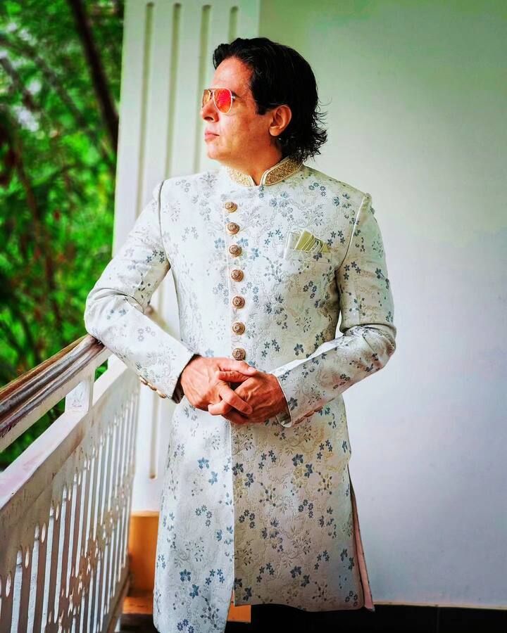 हेमा मालिनी और अमिताभ बच्चन की फिल्म ‘बागबान’ पेरेंट्स और बच्चों के रिश्तों पर बनी एक बेहद भावुक कर देने वाली फिल्म है. जिसमें टीवी एक्टर अमन वर्मा हेमा मालिनी के बड़े बेटे के रोल में नजर आए थे. इस किरदार को एक्टर ने बड़ी शिद्दत से निभाया था.