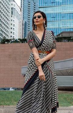 Karishma Tanna: ਕਰਿਸ਼ਮਾ ਤੰਨਾ ਨੇ ਆਪਣੇ ਦੇਸੀ ਸਟਾਈਲ ਨਾਲ ਵਿਦੇਸ਼ਾਂ ਦੀਆਂ ਗਲੀਆਂ 'ਚ ਮਚਾਈ ਤਬਾਹੀ, ਸਾੜੀ ਪਾ ਕੇ ਦਿਖਾਇਆ ਮਨਮੋਹਕ ਅੰਦਾਜ਼