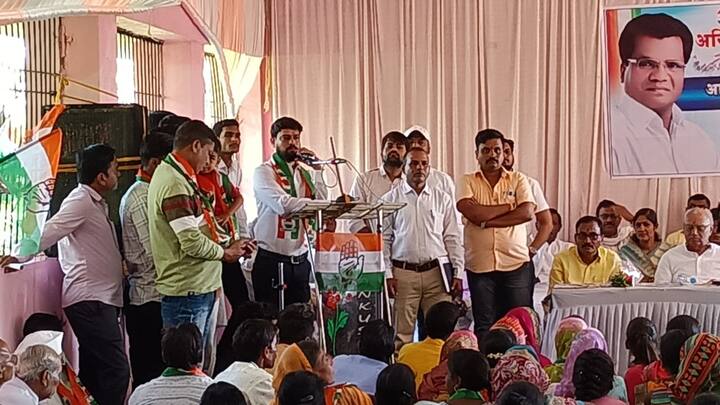NCp Crisis Praful Patel gondia 300 workers including taluka president join Congress Marathi News प्रफुल्ल पटेलांच्या बालेकिल्ल्यात राष्ट्रवादीला खिंडार,  तालुका अध्यक्षांसह  300  कार्यकर्त्यांचा काँग्रेसमध्ये प्रवेश
