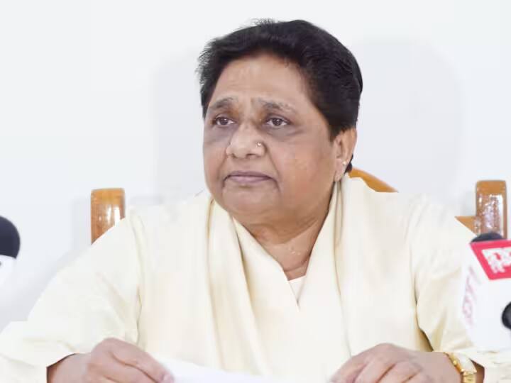 BSP Chief Mayawati gave first reaction on the opposition MPs suspension Opposition MPs Suspended: सांसदों के निलंबन पर मायावती की प्रतिक्रिया, उपराष्ट्रपति धनखड़ की मिमिक्री करने वालों पर दिया ये जवाब