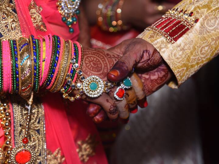 man married woman on 10 rupee stamp paper and then thrown her out of house in meerut UP Crime: 10 रुपये के स्टांप पेपर पर साइन कराकर की शादी, एक महीने बाद घर से निकाला