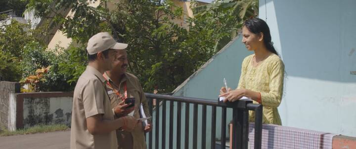 आज जागतिक पोस्टदिनानिमित्त त्यांनी एक दिवस पोस्टमनसोबत घालवला.