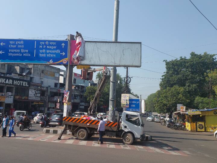 Madhya Pradesh Assembly Elections 2023 Election Commission instructions remove banner poster ann MP Election 2023: चुनावी बिगुल बजते ही अलर्ट हुआ प्रशासन, सड़कों पर लगे नेताओं के बैनर-पोस्टर हटाए