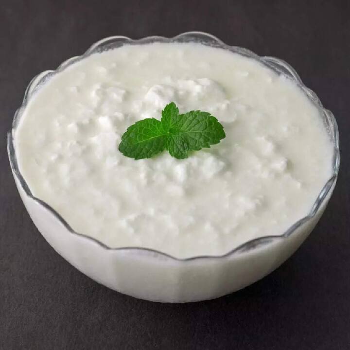 ਨਿਊਟ੍ਰੀਸ਼ਨਿਸਟਸ ਮੁਤਾਬਕ ਦਹੀਂ ਪੋਸ਼ਕ ਤੱਤਾਂ ਨਾਲ ਭਰਪੂਰ ਹੁੰਦਾ ਹੈ, ਜੋ ਸਰੀਰ ਨੂੰ ਇਨਫੈਕਸ਼ਨ ਨਾਲ ਲੜਨ ਲਈ ਚੰਗੇ ਬੈਕਟੀਰੀਆ ਦਿੰਦੇ ਹਨ।