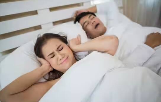 ਘੁਰਾੜਿਆਂ ਕਾਰਨ ਆਸ-ਪਾਸ ਸੌਂ ਰਹੇ ਲੋਕਾਂ ਦੀ ਨੀਂਦ ਖਰਾਬ ਹੋ ਜਾਂਦੀ ਹੈ। ਉਹ ਬਹੁਤ ਪਰੇਸ਼ਾਨ ਰਹਿਣ ਲੱਗ ਜਾਂਦੇ ਹਨ। ਇਸ ਨਾਲ ਉਨ੍ਹਾਂ ਦੀ ਸਿਹਤ 'ਤੇ ਵੀ ਅਸਰ ਪੈ ਸਕਦਾ ਹੈ। ਅਜਿਹੇ 'ਚ ਘੁਰਾੜਿਆਂ 'ਤੇ ਕਾਬੂ ਪਾ ਕੇ ਤੁਸੀਂ ਆਪਣੀ ਅਤੇ ਆਪਣੇ ਆਲੇ-ਦੁਆਲੇ ਸੌਣ ਵਾਲੇ ਲੋਕਾਂ ਦੀ ਸਿਹਤ ਦਾ ਧਿਆਨ ਰੱਖ ਸਕਦੇ ਹੋ। ਇਸ ਦੇ ਲਈ ਸਭ ਤੋਂ ਪ੍ਰਭਾਵਸ਼ਾਲੀ ਤਰੀਕਾ ਹੈ ਯੋਗਾ।