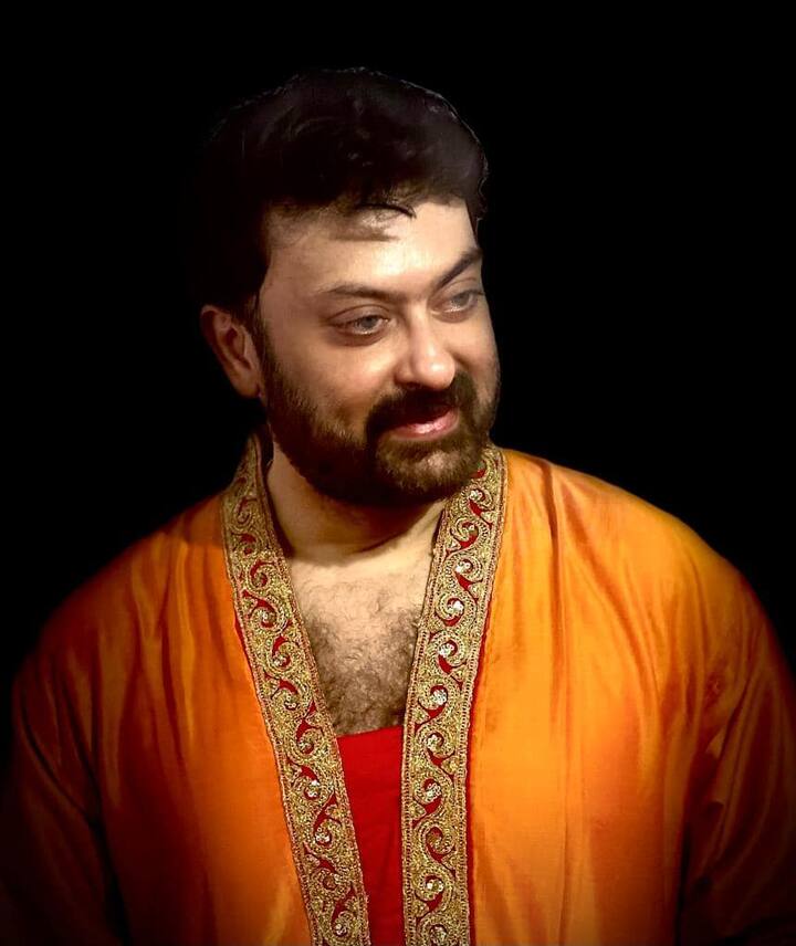 তবে ঠাকুর দেখতে আসা লোকজন তাঁকে খুব একটা পাত্তা দিত না। তা নিয়ে বেশ মনখারাপও হত 'দত্তা' অভিনেতার।তবে পুজোর সময় ঠাকুর নামানো থেকে ঠাকুর তোলা সবেতেই তিনি সদা হাজির থাকতেন। ছোটবেলায় কার্তিক-গণেশের লরিতেই উঠে একেবারে ভাসান অব্দি যাওয়ার আনন্দ ছিল সর্বকালের সেরা অনুভূতির মধ্যে অন্য়তম।