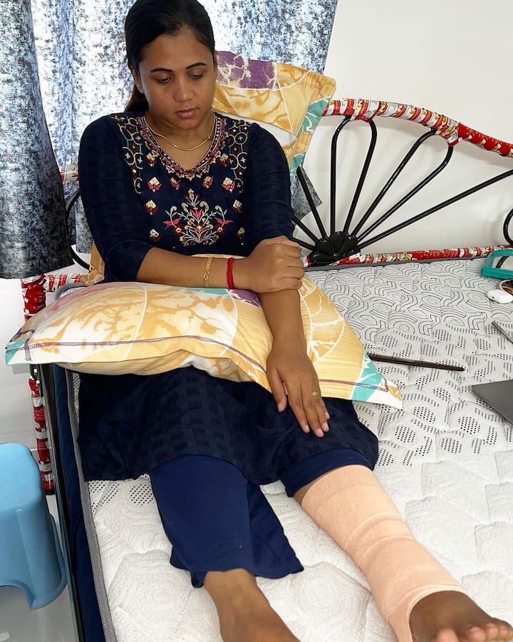 இந்நிலையில், தவறுதலாக கீழே விழுந்து காலில் காயம் ஏற்பட்டுள்ளதாகவும் அதனால் எழுந்து நடக்க முடியவில்லை என்றும் வருத்தத்துடன் பதிவிட்டுள்ளார் மணிமேகலை. இவருக்கு ஆறுதல் தெரிவிக்கும் வகையில், இவருடன் பணிபுரியும் சக நடிகர்களும் கலைஞர்களும் கமெண்ட்ஸ் செய்து வருகின்றனர்.