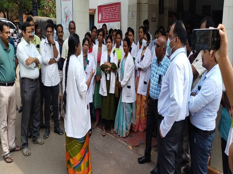 Tanjore Doctors wear black badges and protest by ignoring work TNN தஞ்சையில் பணிகளை புறக்கணித்து மருத்துவர்கள் கருப்பு பேட்ஜ் அணிந்து போராட்டம்