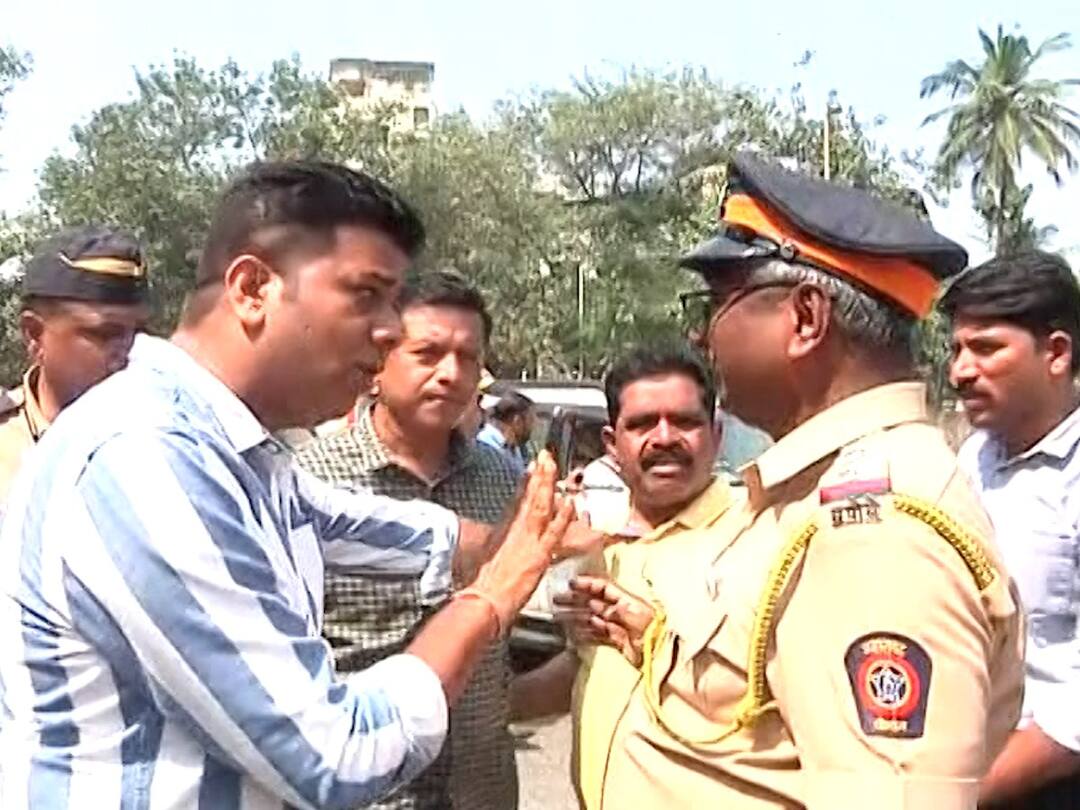 Raj Thackeray : राज ठाकरे म्हणाले, टोलनाके पेटवू;आक्रमक मनसैनिक मैदानात, विनाटोल गाड्या सोडल्या! Raj Thackeray warning MNS aggressive started leaving four wheeler vehicles without toll Avinash Jadhav Mulund airoli navi mumbai Raj Thackeray : राज ठाकरे म्हणाले, टोलनाके पेटवू;आक्रमक मनसैनिक मैदानात, विनाटोल गाड्या सोडल्या!