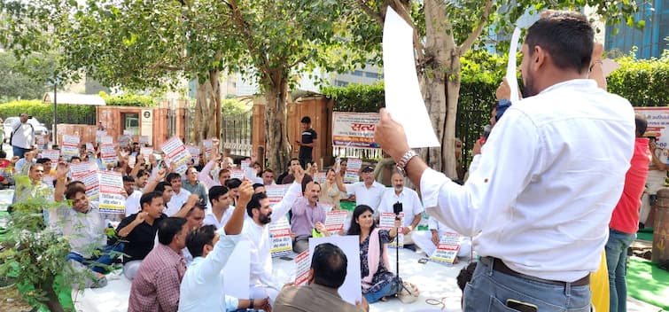 MCD Teachers Protest Against municipal corporation and Delhi Mayor Shelly Oberoi at Civic Center ANN MCD Teachers Protest: दिल्ली में एमसीडी और मेयर शैली ओबेरॉय के खिलाफ शिक्षकों का धरना-प्रदर्शन, जानें- क्या हैं मांगें?