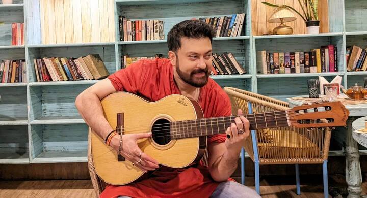 পাড়ায় বসে পুজো উপভোগ করতে বেশ ভালবাসেন তিনি। শহরের বাইরে থাকার সময় বন্ধুদের ভিডিও কল করে পুজো দেখানোর অনুরোধ করতে হত তাঁকে।