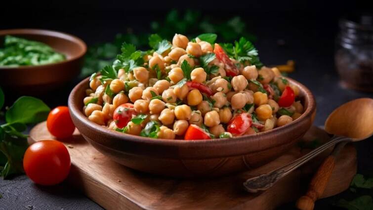 Weight Loss Tips high protein and fiber rich mediterranean salad recipe for weight loss marathi news Weight Loss Tips : वजन कमी करण्यासाठी झटपट 'हे' सॅलड वापरून पाहा; हेल्दी आणि फीट राहाल