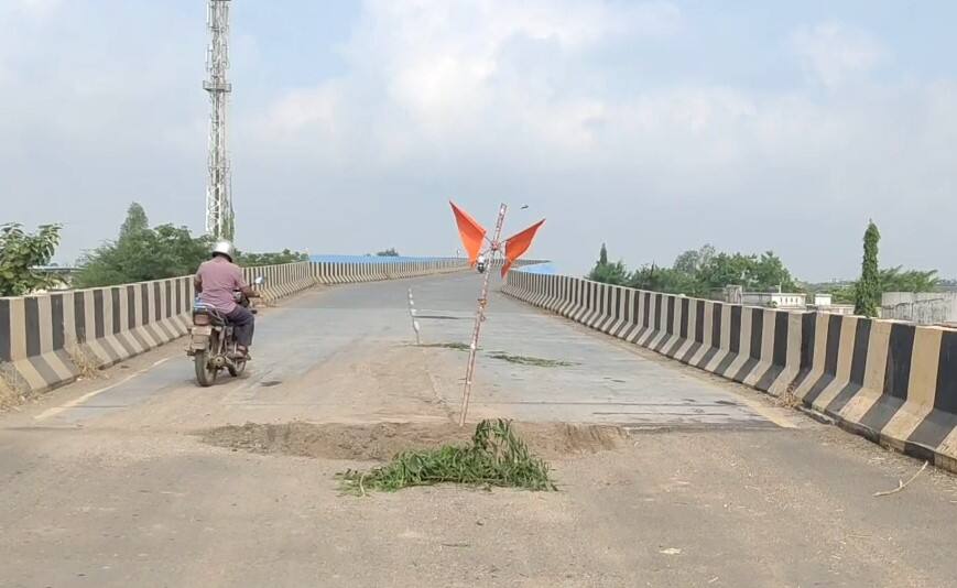 Valsad: 30 કરોડના ખર્ચે તૈયાર રેલવેનો ઓવરબ્રિજ બેસી ગયો, વાહનચાલકો માટે જોખમી Corruption in railway bridge at Joravasan in Valsad Valsad: 30 કરોડના ખર્ચે તૈયાર રેલવેનો ઓવરબ્રિજ બેસી ગયો, વાહનચાલકો માટે જોખમી