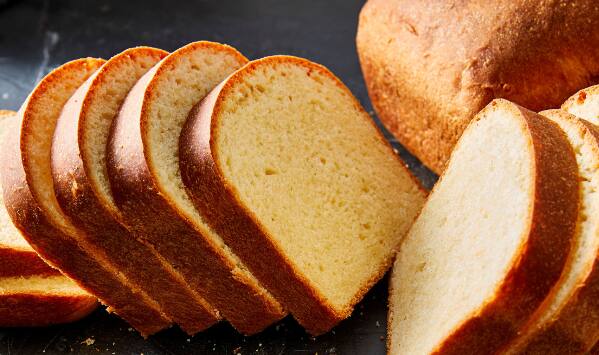 भारतात दररोज लाखो ब्रेड पॅकेट्स विकले जातात. भारतीय लोक सामान्यत: सकाळच्या नाश्त्यात ब्रेडचा वापर करतात. काही जण जाम, बटर किंवा ऑम्लेटसोबत ब्रेड खातात.