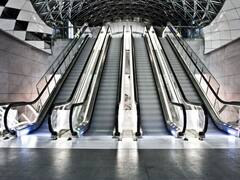 दुनिया का एक ऐसा शहर, जहां लोगों को एस्केलेटर पर चलने की है सख्त मनाही, जानिए क्या है कारण?